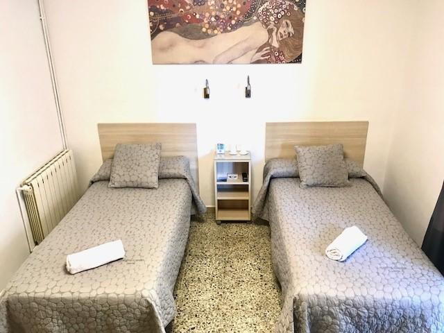 Hostal Badalona Bagian luar foto