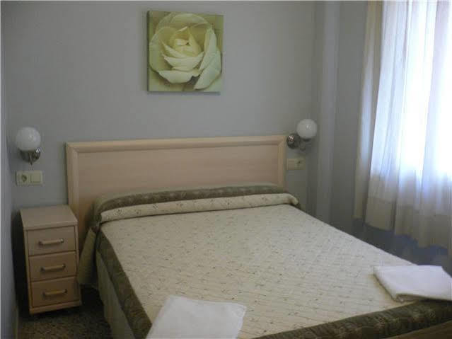Hostal Badalona Bagian luar foto