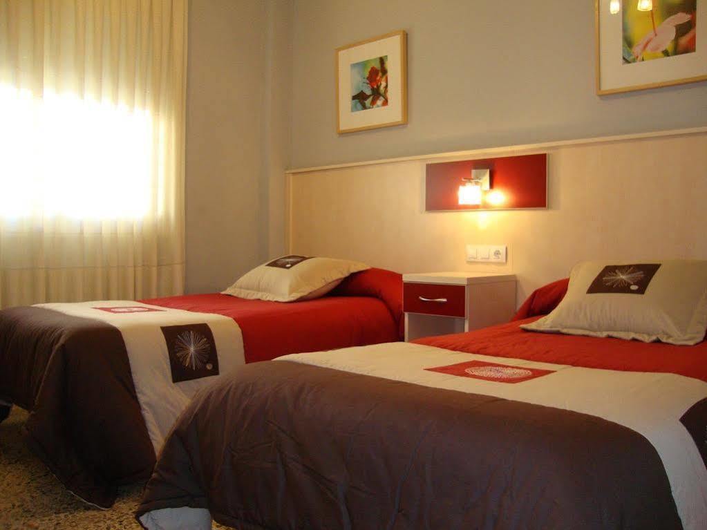 Hostal Badalona Bagian luar foto
