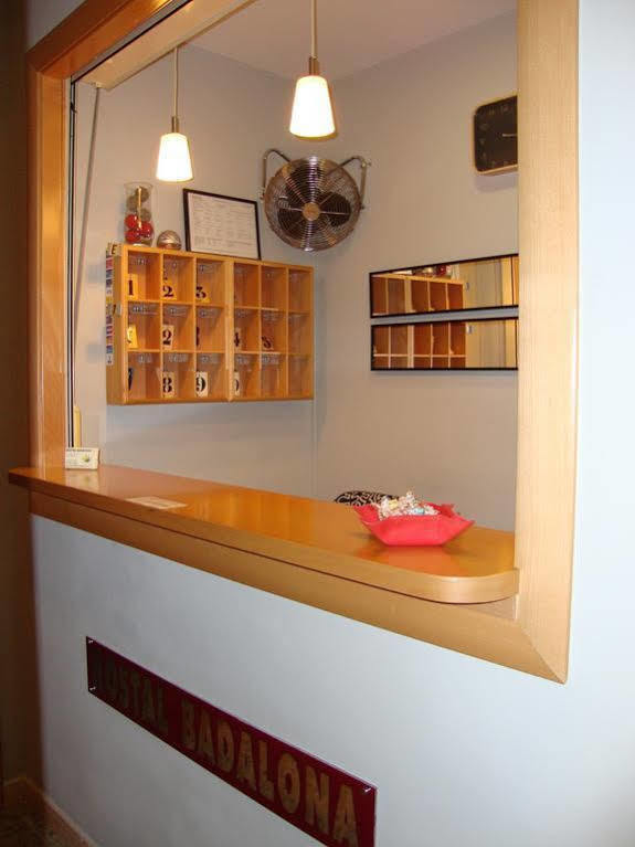 Hostal Badalona Bagian luar foto