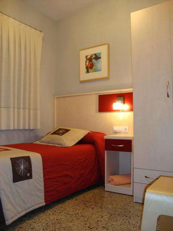 Hostal Badalona Bagian luar foto
